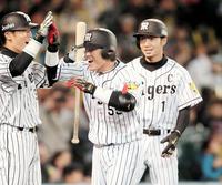 ５回、逆転２ランを放った陽川（中央）は原口、鳥谷らナインに迎えられる（撮影・北村雅宏）