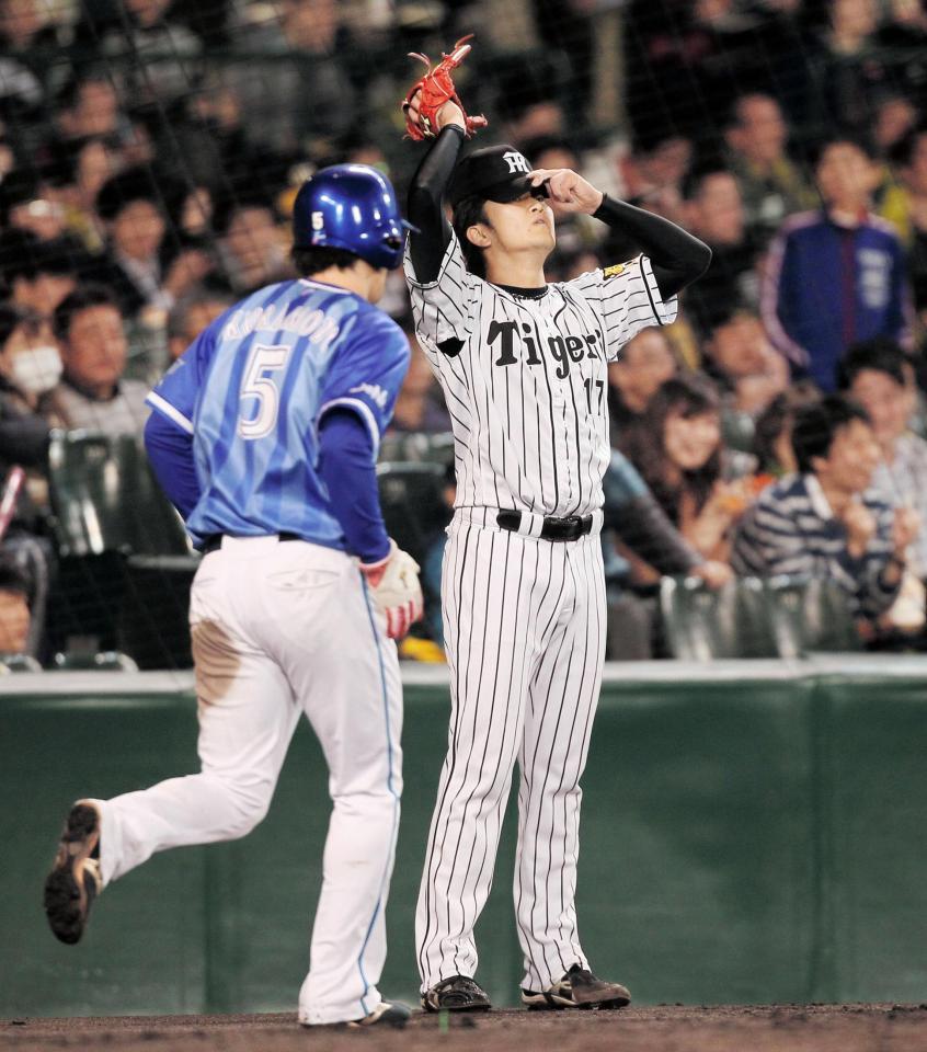 ４回、先制点を奪われ、ガックリの阪神・岩貞祐太＝甲子園（撮影・北村雅宏）