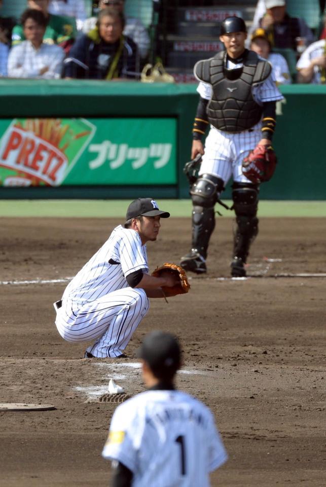 ４回、重盗を許し座り込む藤川と原口（奥）