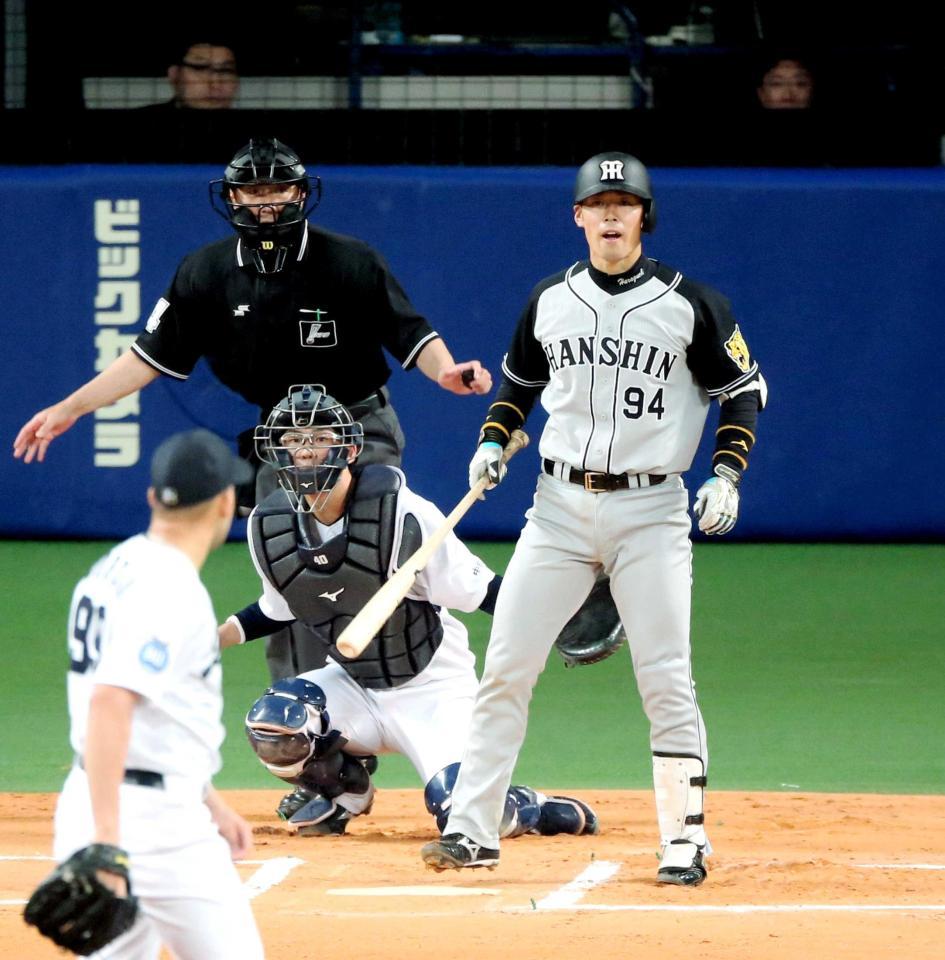 　６回、死球を受け、怒りをあらわにする原口。投手・ジョーダン（撮影・高部洋祐）