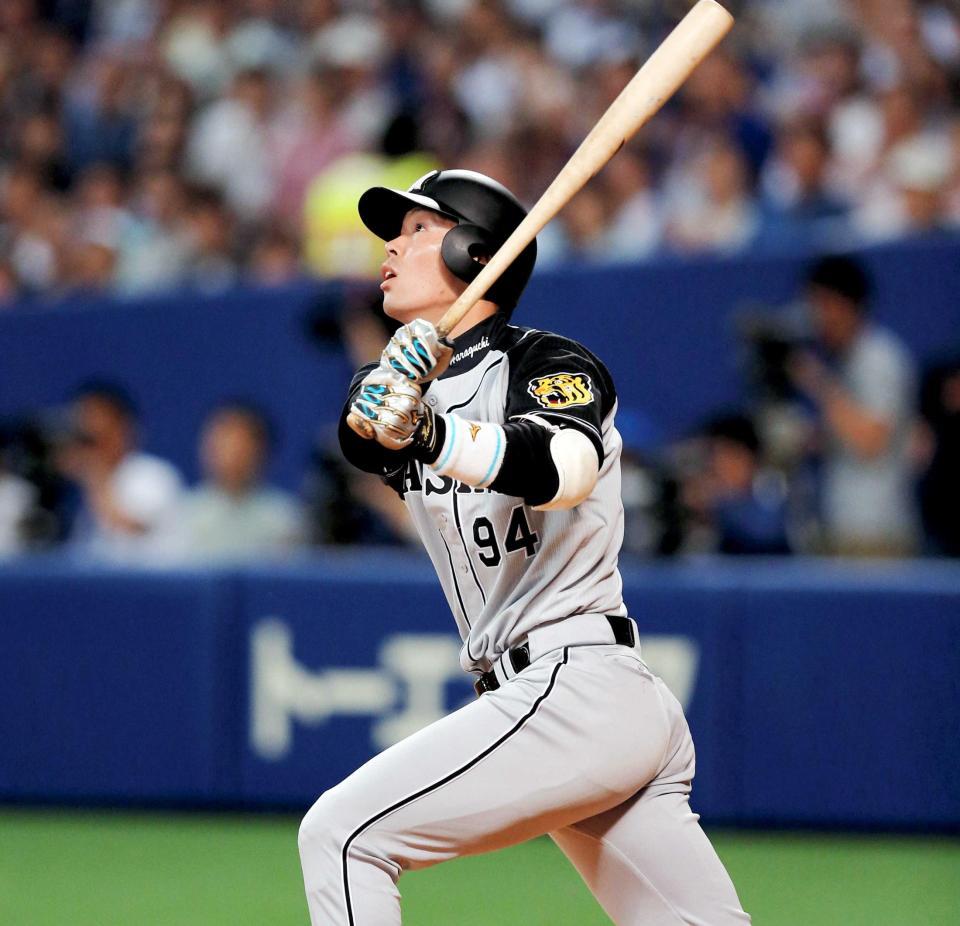 　４回、プロ初本塁打となる３ランを放つ原口（撮影・飯室逸平）