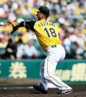 １回、ヤクルト・大引の放った打球にグラブを差し出す阪神・藤川球児＝甲子園（撮影・北村雅宏）