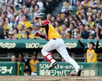 ４回阪神２死二・三塁、左前に同点の２点適時打を放ち駆け出す阪神・大和＝甲子園（撮影・高部洋祐）