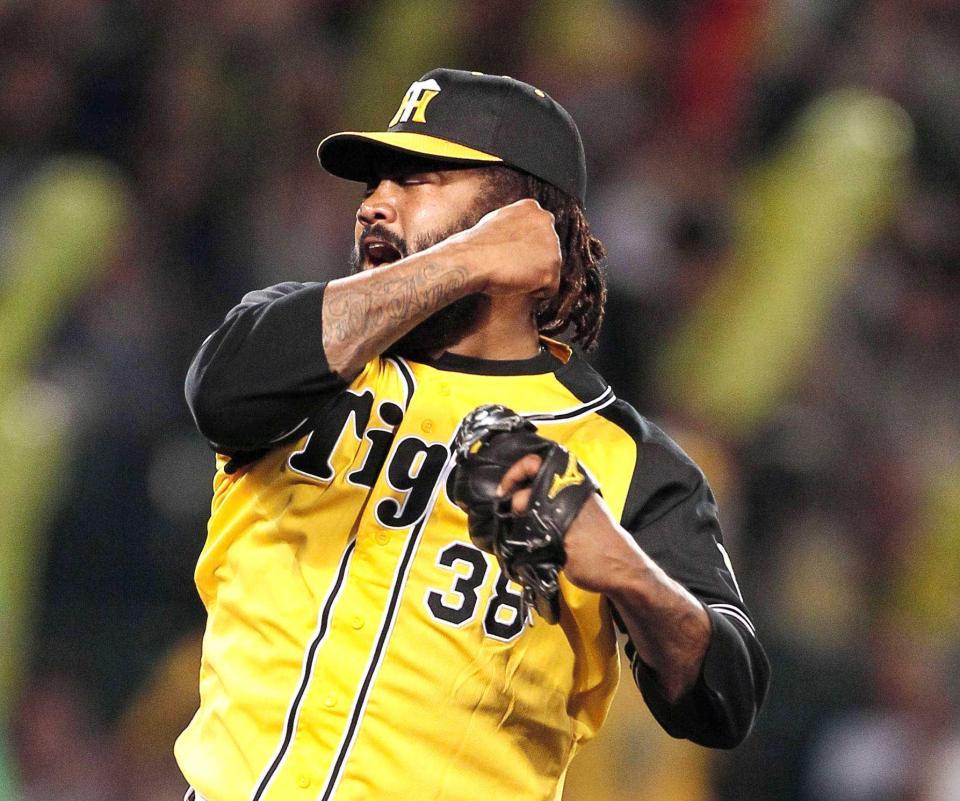 最後を締めたマテオは雄たけびを上げながらガッツポーズ