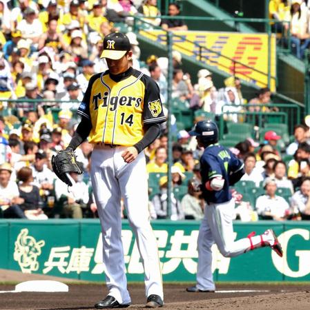 １回ヤクルト、１死一塁、ヤクルト・山田哲人に先制２ランを打たれうなだれる阪神・能見篤史＝甲子園（撮影・飯室逸平）