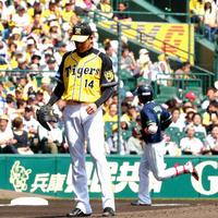 １回ヤクルト、１死一塁、ヤクルト・山田哲人に先制２ランを打たれうなだれる阪神・能見篤史＝甲子園（撮影・飯室逸平）