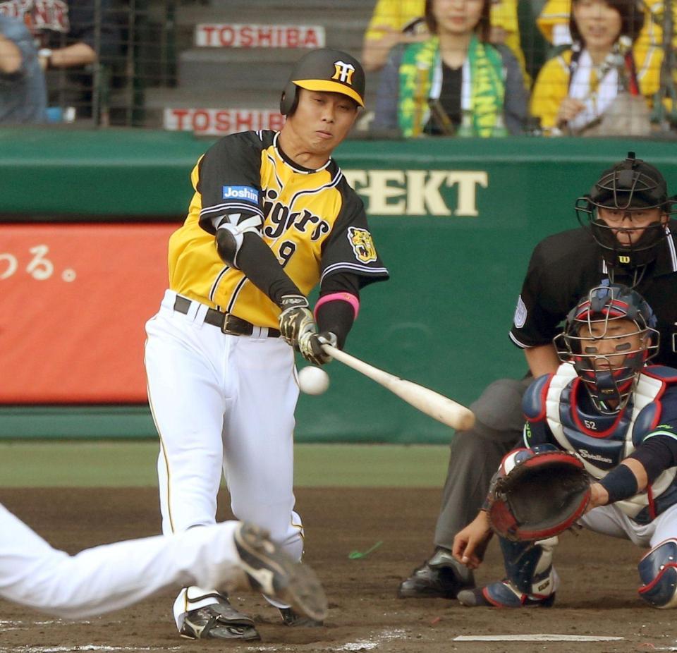 ７回阪神２死一、三塁、右前へ適時打を放つ阪神・高山俊＝甲子園（撮影・田中太一）