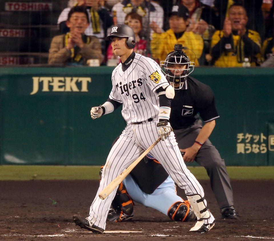 ７回阪神無死満塁、押し出し四球を選ぶ阪神・原口文仁＝甲子園（撮影・田中太一）