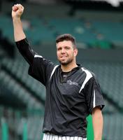 拳を突き上げる阪神　ランディ・メッセンジャー＝甲子園（撮影・飯室逸平）