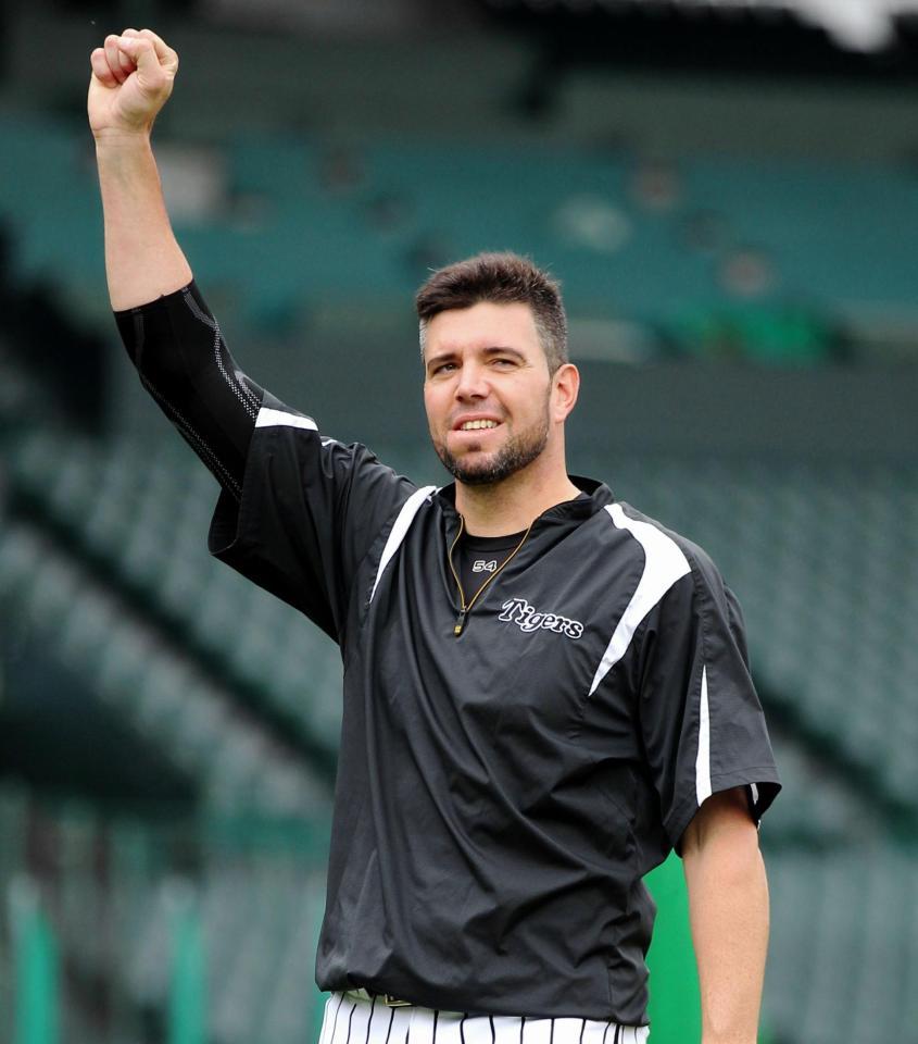 拳を突き上げる阪神　ランディ・メッセンジャー＝甲子園（撮影・飯室逸平）