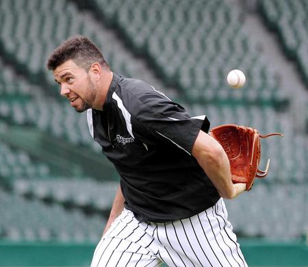 　グラブトスをするメッセンジャー