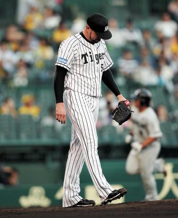 １回、中日・平田に先制ソロを浴びる阪神・メッセンジャー＝甲子園（撮影・北村雅宏）