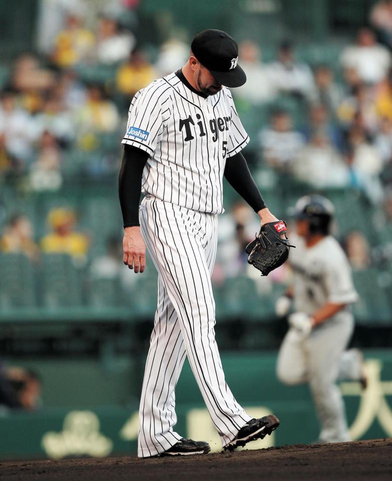 １回、中日・平田に先制ソロを浴びる阪神・メッセンジャー＝甲子園（撮影・北村雅宏）