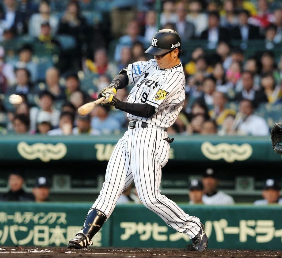 ２回阪神２死二・三塁、右前に勝ち越しの２点適時打を放つ高山＝甲子園（撮影・高部洋祐）