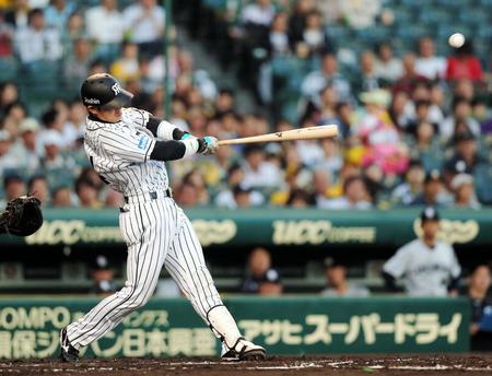 ２回阪神１死三塁、左前に先制の適時打を放つ阪神・原口文仁＝甲子園（撮影・高部洋祐）