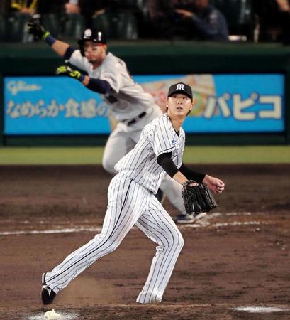 ４回中日、１死二塁、中日　リカルド・ナニータに適時打を打たれる阪神・横山雄哉＝甲子園（撮影・飯室逸平）