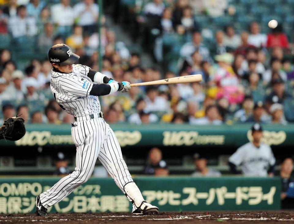 ２回阪神１死三塁、左前に先制の適時打を放つ阪神・原口文仁＝甲子園（撮影・高部洋祐）