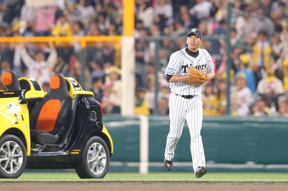 ９回、リリーフカーから降りてマウンドへ走る阪神・藤川球児＝甲子園（撮影・田中太一）