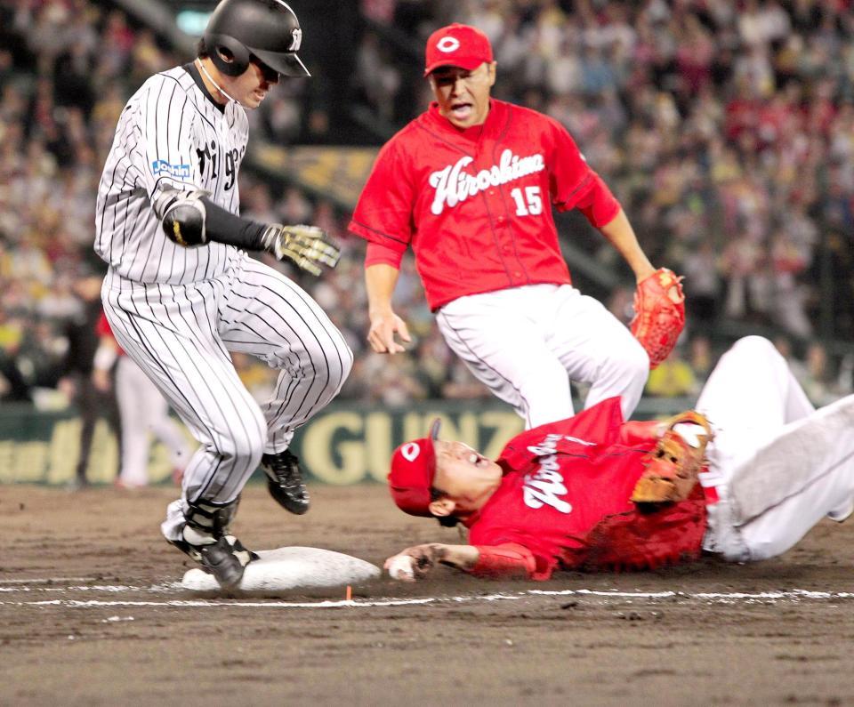 ４回、懸命に一塁へ駆け込み、先制のタイムリー内野安打にする高山（左）。右から一塁手・新井と投手・黒田（撮影・高部洋祐）