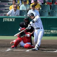 １回阪神２死一・三塁、阪神・原口文仁は左前に先制打を放つ（捕手　広島・磯村嘉孝）＝甲子園（撮影・山口登）