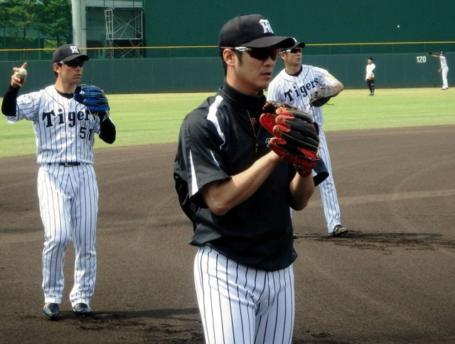 西岡が投内連係に初参加 柵越えも