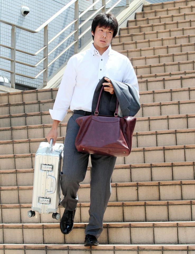 虎風荘を出る阪神・田面