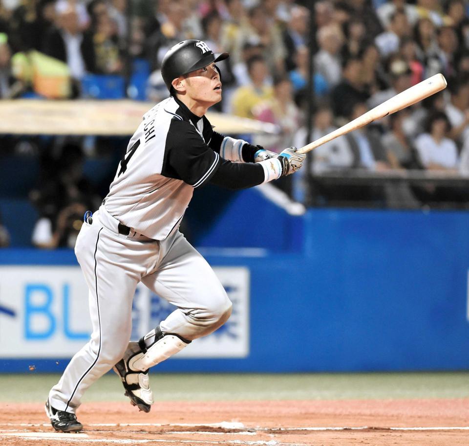 　７回、右越えソロを放つ原口（撮影・出月俊成）