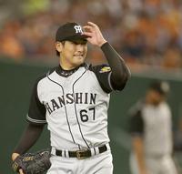 巨人・坂本に四球を許し悔しがる阪神・岩崎＝東京ドーム（撮影・田中太一）