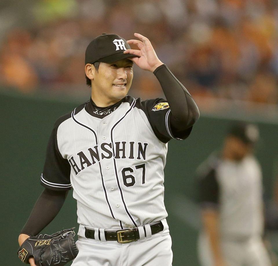 巨人・坂本に四球を許し悔しがる阪神・岩崎＝東京ドーム（撮影・田中太一）