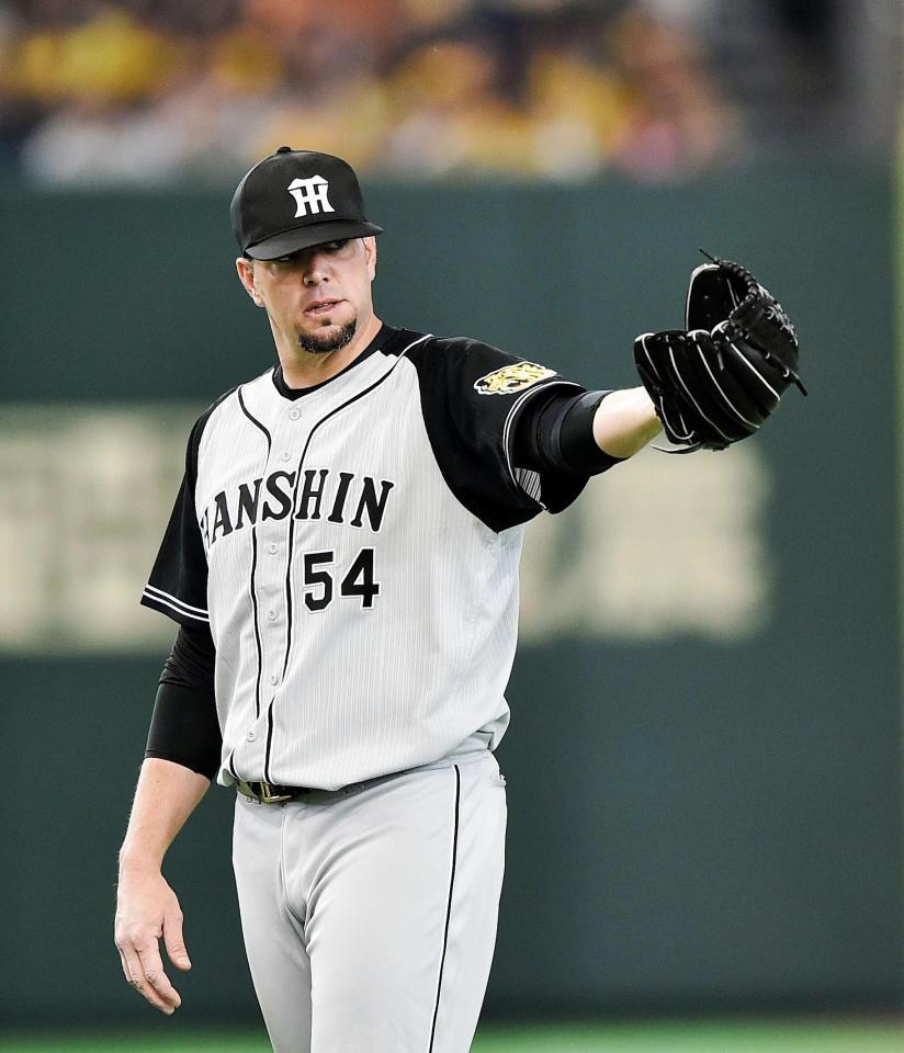 １回、一塁手のゴメスに指示するメッセンジャー＝東京ドーム（撮影・園田高夫）