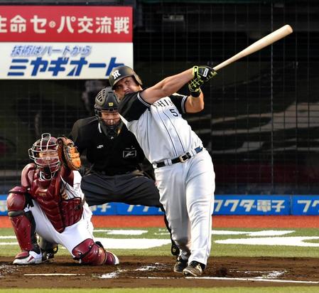 ２回阪神無死、左越え二塁打を放つ阪神　マウロ・ゴメス＝コボスタ宮城（撮影・出月俊成）