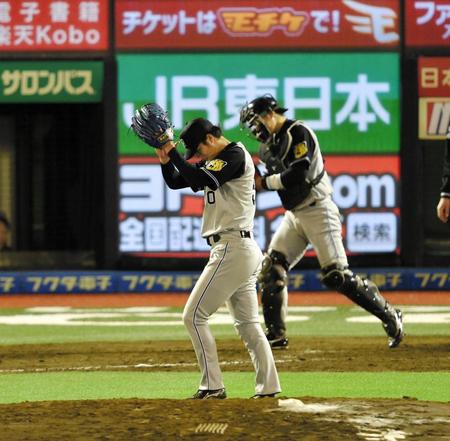 ５回を１失点で投げきり、グラブをたたく阪神・青柳晃洋＝コボスタ宮城（撮影・出月俊成）