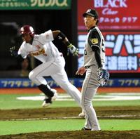 ４回、オコエに適時二塁打を浴びた青柳