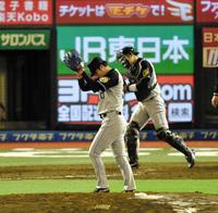 ５回を１失点で投げきり、グラブをたたく阪神・青柳晃洋＝コボスタ宮城（撮影・出月俊成）