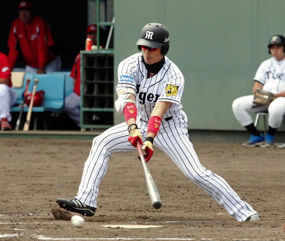 ４回阪神２死一、三塁、二塁ゴロに倒れる西岡剛＝鳴尾浜（撮影・持木克友）