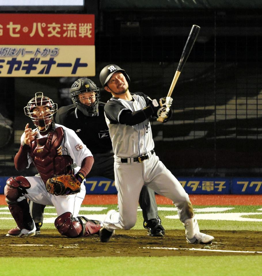 ４回阪神１死一、二塁、左越え３ランを放つ阪神・狩野恵輔＝コボスタ宮城（撮影・出月俊成）