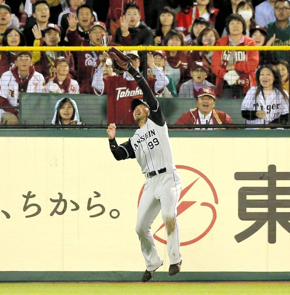 ７回楽天、１死一、二塁、楽天・茂木の打球を捕り損ねる阪神・狩野恵輔＝コボスタ宮城（撮影・飯室逸平）