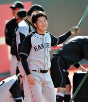 練習中に笑顔を見せる岩貞