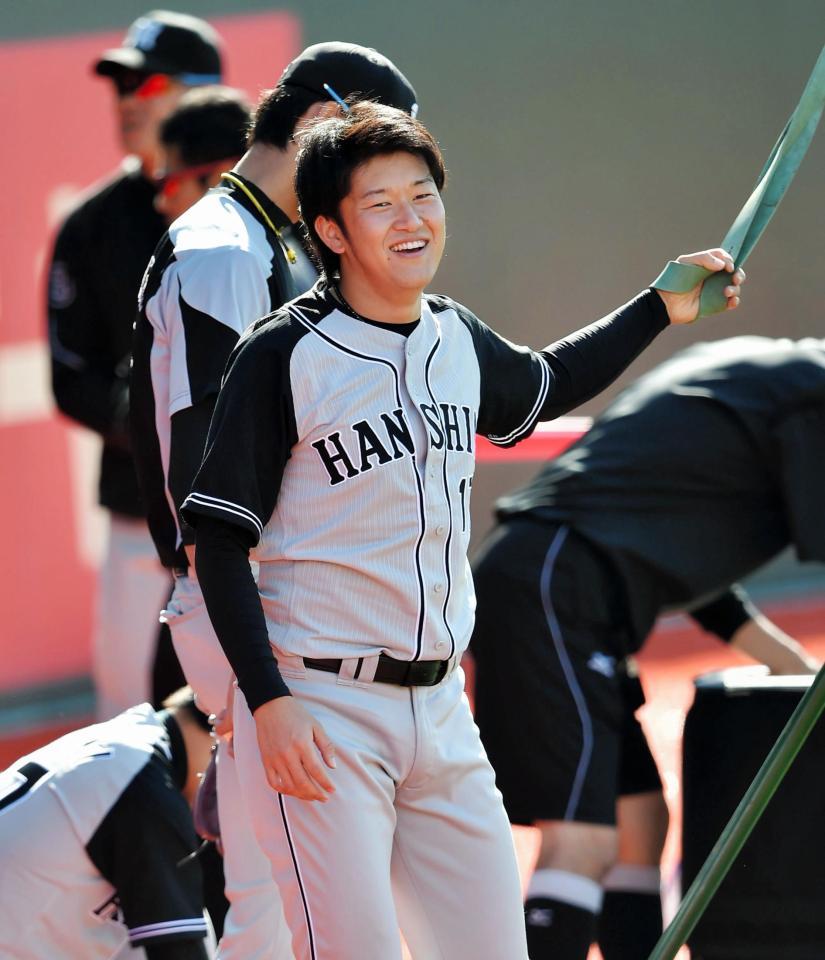 練習中に笑顔を見せる岩貞