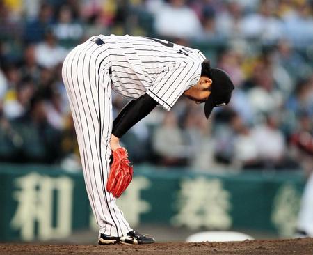 ３回、西武・メヒアに満塁弾を浴び、膝に手をあてる阪神・岩貞祐太＝甲子園（撮影・北村雅宏）