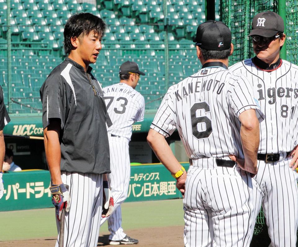 金本監督（６）、片岡コーチ（右）と話す横田＝京セラドーム大阪（撮影・北村雅宏）