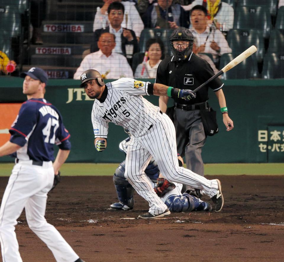 ４回、追撃の適時打を放つゴメス（撮影・飯室逸平）