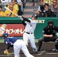 １回阪神、無死一、二塁、先制適時打を放つ阪神・福留＝甲子園（撮影・飯室逸平）