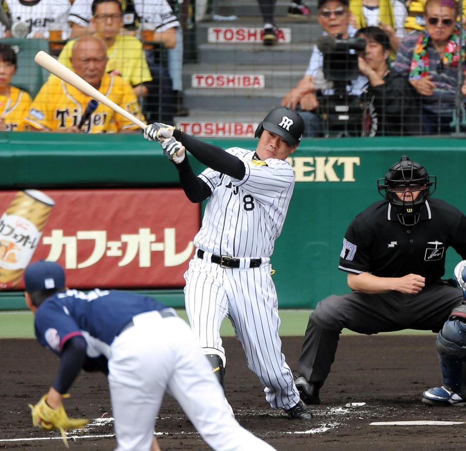 １回阪神、無死一、二塁、先制適時打を放つ阪神・福留＝甲子園（撮影・飯室逸平）
