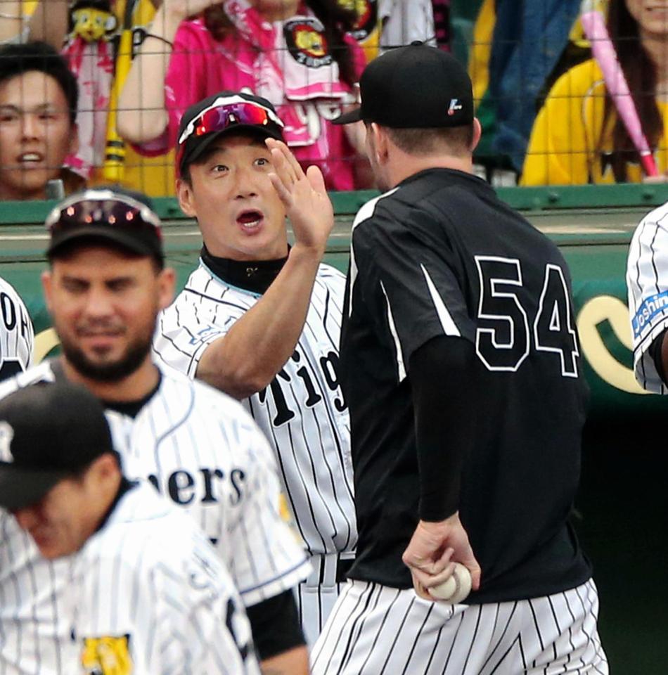 阪神　ランディ・メッセンジャーと勝利のハイタッチをかわす阪神・金本知憲監督＝甲子園（撮影・飯室逸平）