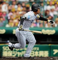 １回、同点となる適時内野安打を放つ阪神・高山俊＝甲子園（撮影・北村雅宏）