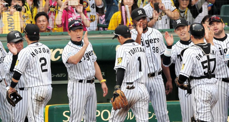 　西武に快勝し鳥谷らナインをハイタッチで迎える金本監督（中央左）＝撮影・飯室逸平