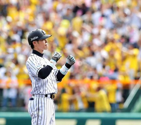 　塁上でガッツポーズを決める（撮影・田中太一）