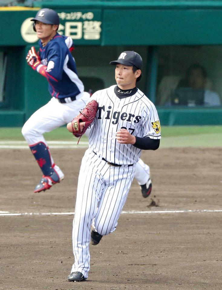 　４回、鬼崎（奥）を二飛に打ち取る岩崎（撮影・高部洋祐）