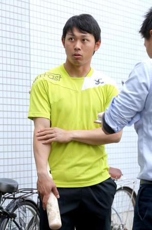 　打撃練習を終え記者の質問に答える高山（撮影・田中太一）